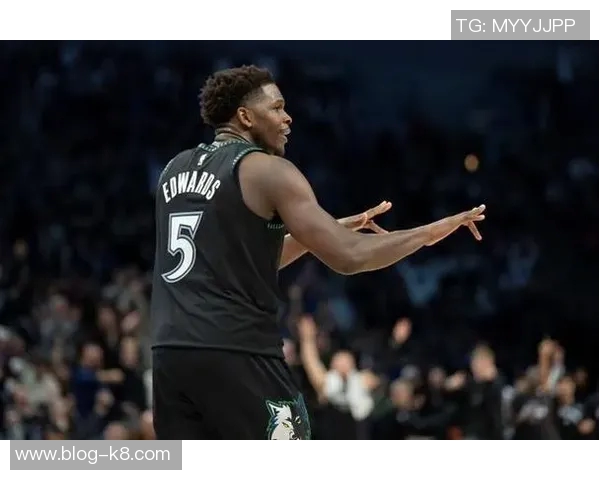 莫布里穿着签名鞋与华子对抗兄弟情深从小一起打AUU 莫布里穿着签名鞋与华子对抗兄弟情深从小一起打AUU