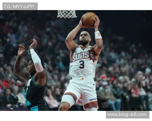 狄龙半场表现平平三分球未中罚球稳健贡献2分3板1助1断 狄龙半场表现平平三分球未中罚球稳健贡献2分3板1助1断